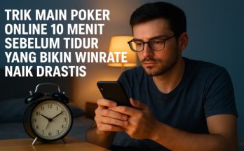 seorang pria main poker online